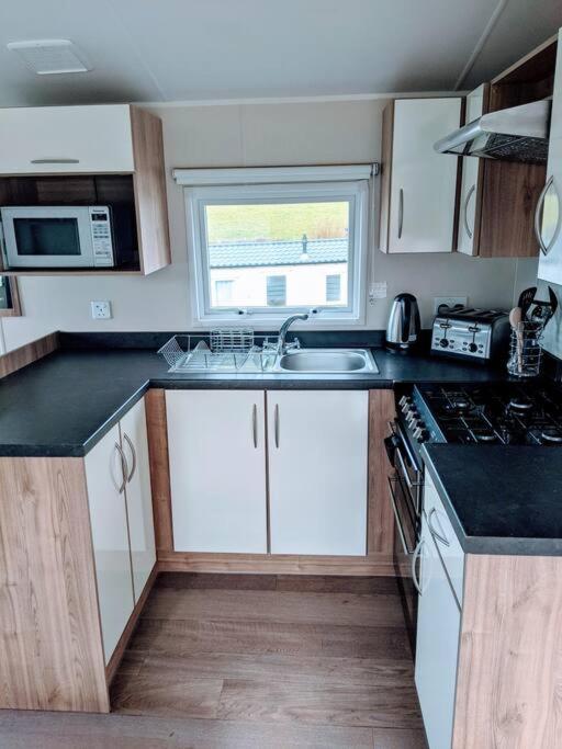 Large 4 Person Couples And Family Caravan In Newquay Bay Resort Exterior foto