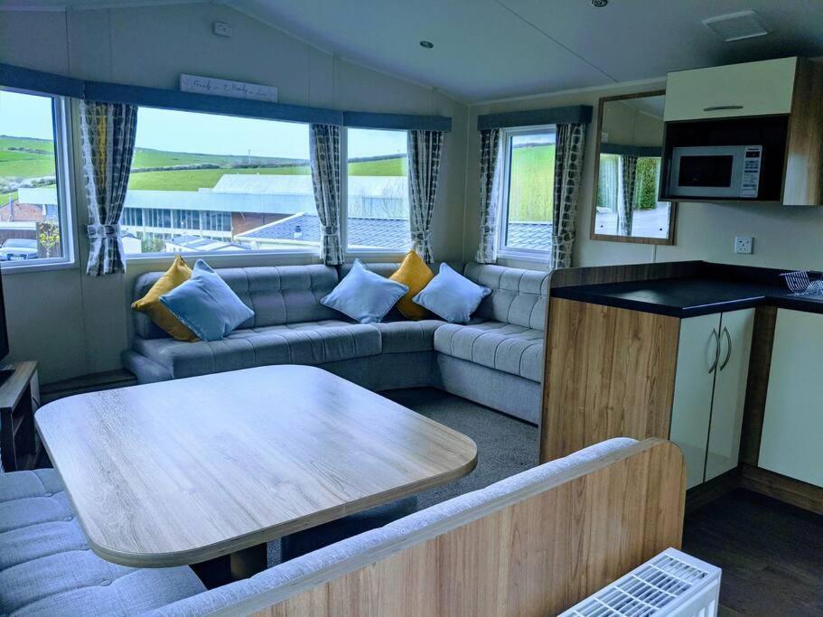 Large 4 Person Couples And Family Caravan In Newquay Bay Resort Exterior foto