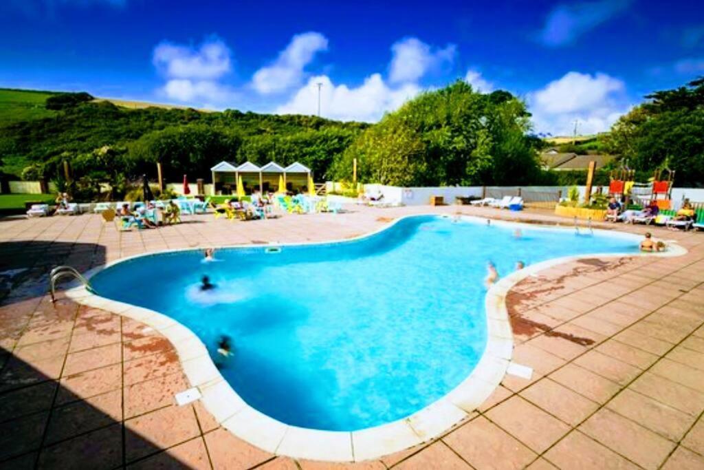 Large 4 Person Couples And Family Caravan In Newquay Bay Resort Exterior foto