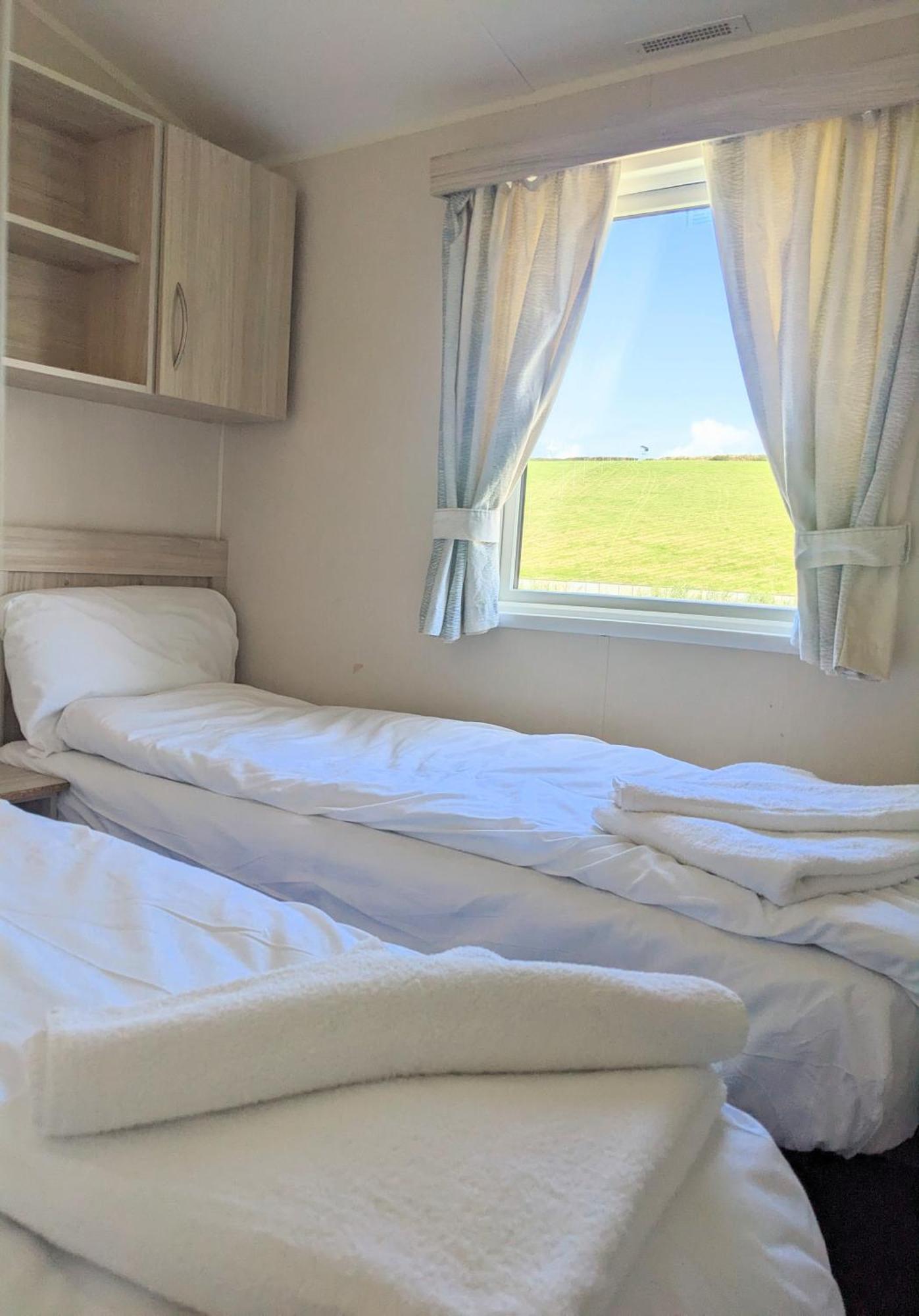 Large 4 Person Couples And Family Caravan In Newquay Bay Resort Exterior foto